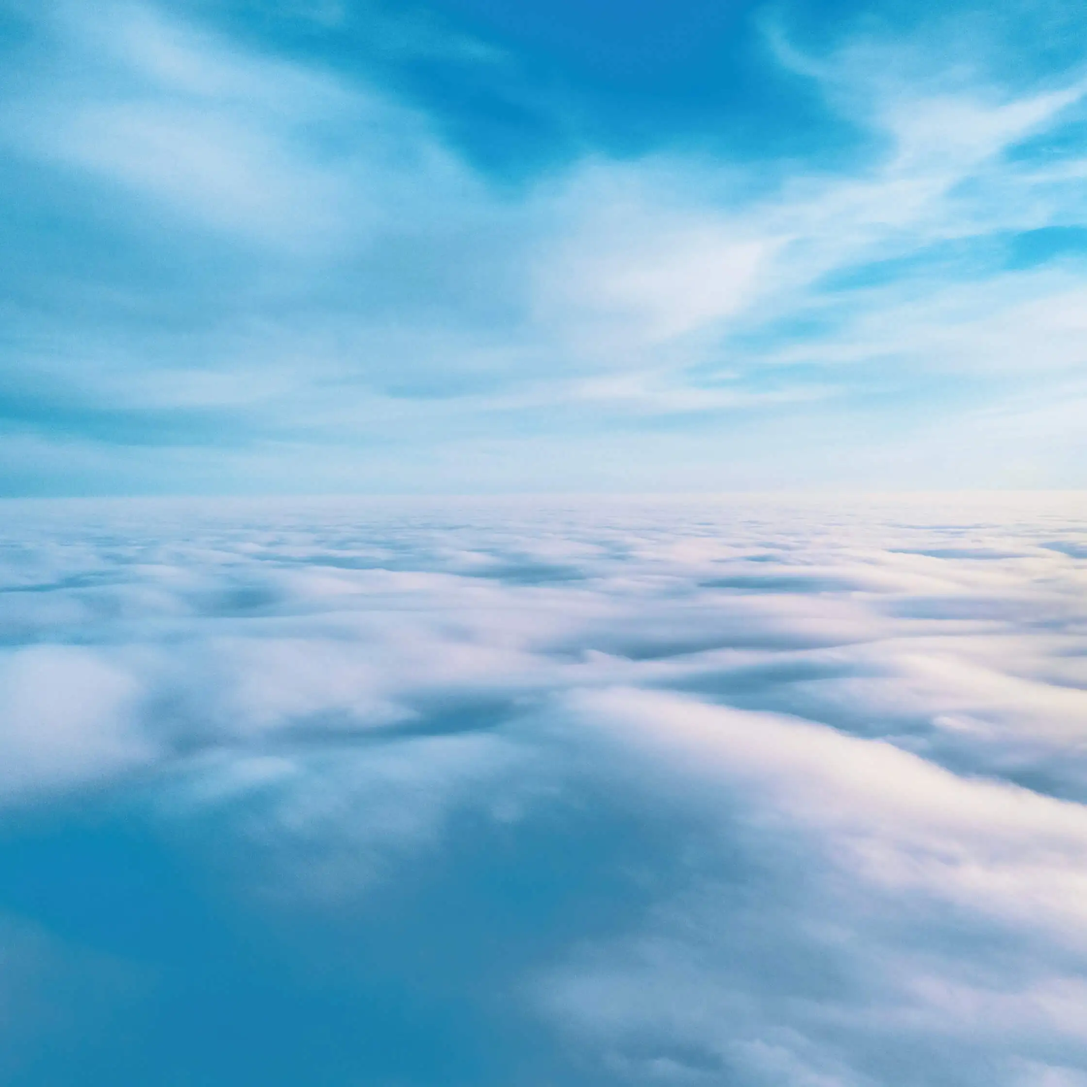 Vista del cielo desde la ventanilla del avión